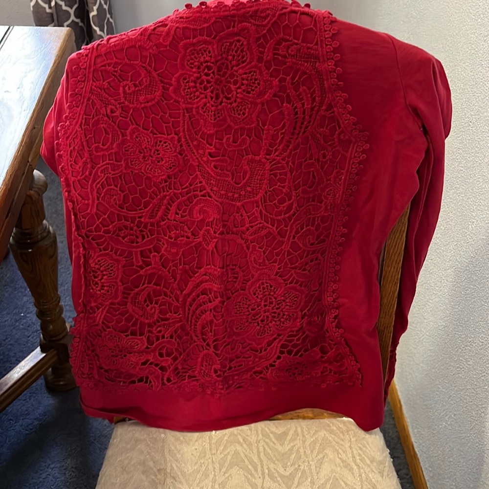 Sundance adorable t- shirt that has a front panel made of lace